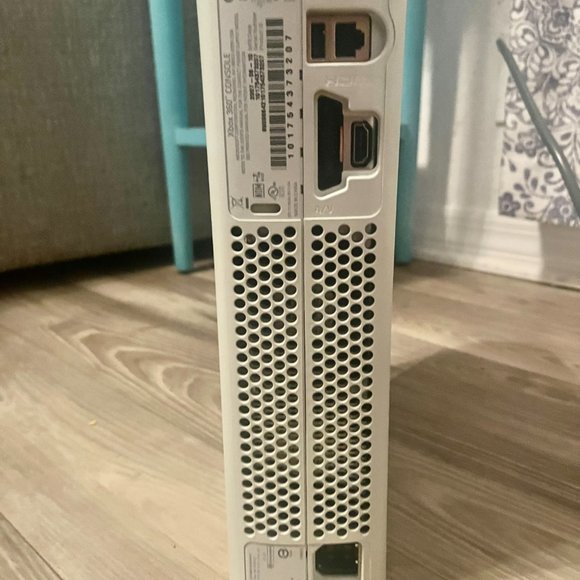 XBOX 360 Console and Wireless Adapter with 3 Games - Picture 5 of 8